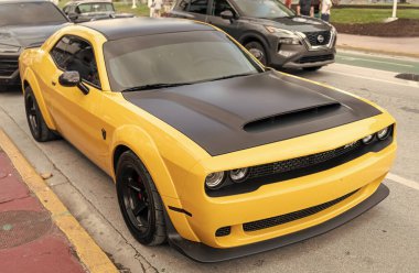 Miami, Florida, ABD - 25 Aralık 2024 Dodge Challenger SRT Şeytani spor yara izi sarısı siyah. Spor araba Dodge Challenger Demon. Araba Dodge Challenger SRT. Dodge Challenger SRT İblisi, köşe görünümü.
