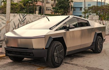 Miami, Florida, ABD - 12 Aralık 2024 Tesla Cybertruck elektrikli kamyonet vagonu. Tesla Cybertruck 'ın elektrikli arabası. Tesla Cybertruck 'ın arabası dışarıda park edilmiş. Tesla Cybertruck, köşe manzaralı..