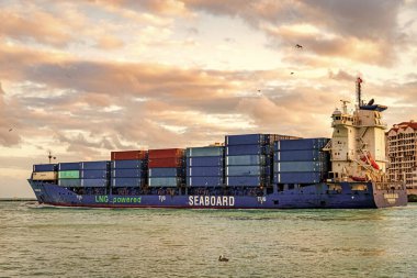 Miami, Florida, ABD - 14 Aralık 2024: kargo gemisinde nakliye konteynırı. Kargo gemisi. Miami limanı. Konteyner gemisi. Miami 'de konteynırlı kargo sahil mavi gemi, hava manzaralı..