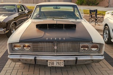 Park Ridge, Illinois, ABD - 21 Ağustos 2024: 1967 Dodge Coronet retro otomobilinin önüne park edilmiş beyaz siyah araba. 1967 model Dodge Coronet. Klasik 1967 Dodge Coronet