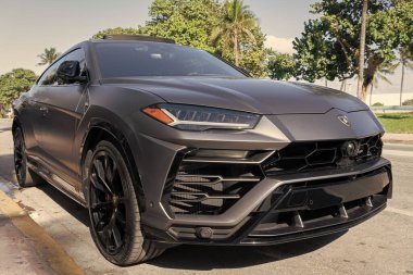 Miami, Florida, ABD - 02 Aralık 2024 Lamborghini Urus lüks SUV mat siyah araba. Lüks arazi aracı Lamborghini Urus. Araba siyah Lamborghini Urus dışarı park etmiş. Lamborghini Urus, köşe manzaralı..