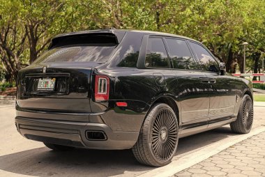 Miami, Florida, ABD - 08 Nisan 2025: Car Rolls-Royce Cullinan Black Rozeti dışarıda park halinde. Siyah araba, yan köşe manzaralı. 2023 Rolls Royce Cullinan lüks SUV arabası. Lüks SUV arabası Rolls Royce Cullinan.