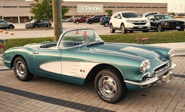 Park Ridge, Illinois, ABD - 22 Ağustos 2024 Chevrolet Corvette C1 'in üstü açık arabası. Chevy Corvette. Dönüştürülebilir araba otomobil fuarına park edilmiş, köşe manzaralı. 1958 Chevrolet Corvette C1 retro araba.