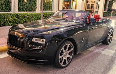 Miami, Florida, ABD - 19 Kasım 2024: 2020 Rolls Royce Dawn üstü açık araba. Lüks siyah Rolls Royce Dawn. Araba Rolls Royce dışarı park etmiş. Rolls Royce, köşe manzaralı..