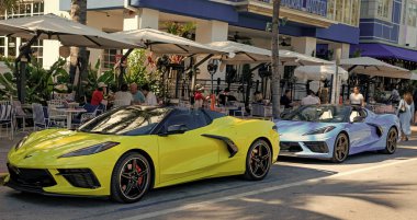 Miami, Florida, ABD - 23 Kasım 2024: lüks araba Chevy Corvette. Araba sarı mavi Chevy Corvette açık havada. Chevrolet Corvette, yan görüş. 2020 Chevrolet Corvette Chevy spor araba sarı ve mavi.