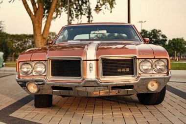 Park Ridge, Illinois, ABD - 21 Ağustos 2024: Oldsmobile Cutlass açık hava. Otomobil fuarındaki Retro Car, ön görüş. Oldsmobile Cutlass Supreme 1971 retro araba. Oldsmobile Cutlass Supreme 'in klasik arabası..