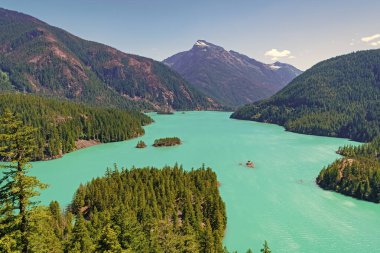 Doğa manzarası. Kuzey Cascades Ulusal Parkı 'ndaki Diablo Gölü. Diablo Gölü 'nün manzarası. Dağ manzaralı Diablo gölü. Peyzaj dağı ve Diablo gölü. Turistik bir yer.
