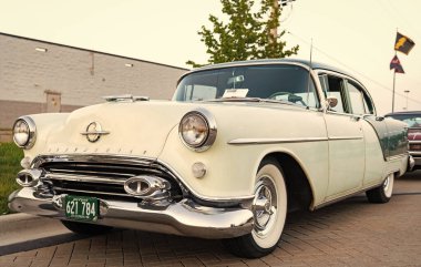 Park Ridge, Illinois, ABD - 22 Ağustos 2024: Oldsmobile 88 açık hava. Otomobil fuarında park edilmiş Retro araba, yan görüş. Oldsmobile 88 retro araba. Oldsmobile 88 'in klasik arabası..