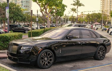 Miami, Florida, ABD - 08 Aralık 2024 2017 Rolls-Royce Hayalet Rozet arabası. Lüks araba 2022 Rolls-Royce Hayalet Kara Rozet. Araba 2022 Rolls-Royce Hayalet Kara Rozet. 2022 Rolls-Royce Hayalet Kara Rozet, yan görüş.