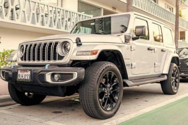 Miami, Florida, ABD - 18 Aralık 2024 Jeep Wrangler 4xe Sahara hibrit beyaz SUV araba. SUV Jeep Wrangler Sahra. Araba beyazı Jeep Wrangler Sahara açık havada. Jeep Wrangler, köşe manzaralı..
