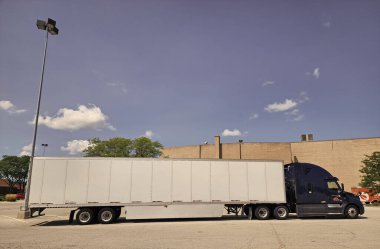 Park Ridge, Illinois, ABD - 21 Ağustos 2024: Freightliner Cascadia ağır kamyonu. Cascadia 'nın ağır yük kamyonu. Freightliner Cascadia kamyonunun aracı. Yük gemisi Cascadia, yan görüş.