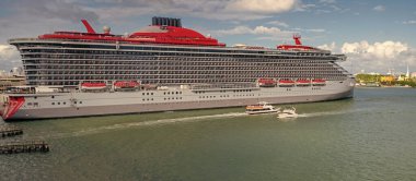Miami turu. Gemi seyahati. Yaz tatilindeki deniz yolculuğunun havadan görünüşü. Gemi turu ve deniz seyahati. Lüks yolcu gemisi yolculuğunun havadan görünüşü. Gemi Miami sahil limanından ayrılıyor. Seyahat hedefi.