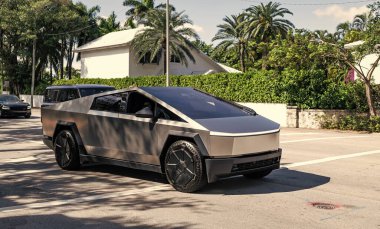 Miami, Florida, ABD - 16 Aralık 2024 Tesla Cybertruck elektrikli kamyonet vagonu. Tesla Cybertruck 'ın elektrikli arabası. Tesla Cybertruck 'ın arabası dışarıda park edilmiş. Tesla Cybertruck, köşe manzaralı..