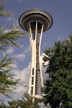 Seattle, Washington, ABD - 26 Temmuz 2024: Space Needle gözlem kulesi. Seattle mimari simgesi. Uzay iğnesinin mimarisi. Kule mimarisi dönüm noktası. Modernist kule tasarımı.