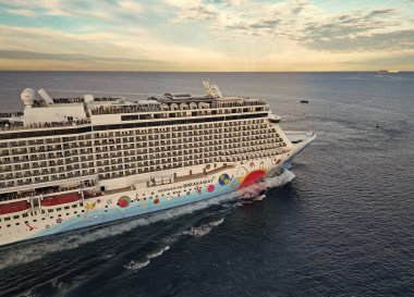 Miami, Florida, ABD - 11 Ocak 2025 Norveç yolcu gemisi. Gemi turu ve deniz seyahati. Lüks gemi gezisi. Norveç 'ten ayrılan yolcu gemisi yolculuğu. Yaz tatilinde gezmek.