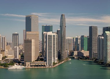 Şehir manzarası silüeti. Miami 'deki Brickell binası. Gökdelen mimarisi olan Brickell Skyline. Şehir silüeti. Panoramik manzara. Florida, Brickell Key 'den Miami' ye. Şehir merkezindeki gökdelen.