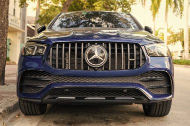 Miami, Florida, ABD - 13 Aralık 2024 Mercedes Benz GLE Coupe mavi araba. Lüks araba Mercedes Benz GLE tipi. Açık havada park etmiş mavi Mercedes Benz. Mercedes Benz GLE, ön manzara.