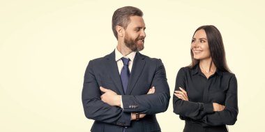 Ofiste iki meslektaşım var. İş arkadaşı olan iş adamları. İş liderliği ve başarı. Lider, liderliği temsil ediyor. Başarılı iş adamları. İşletme lideri beyazları soyutladı. Pankart.