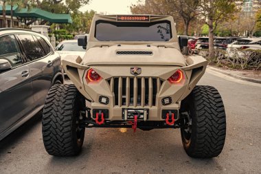 Miami, Florida, ABD - 06 Nisan 2025: kamyonet aracı Gladyatör. Araba Jeep Gladyatörü Spartan dışarıda park etmiş. Bej kamyonet, ön manzara. 2024 Jeep Gladyatörü kamyoneti ayarladı.