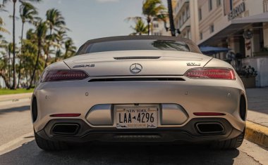 Miami, Florida, ABD - 4 Nisan 2025: Mercedes Benz AMG açık hava parkı. Gri coupe araba, düşük ender manzara. 2018 Mercedes-Benz AMG GT C coupe arabası. Coupe Mercedes Benz AMG.