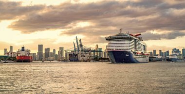 Miami, Florida, ABD - 23 Aralık 2024: yaz tatilinde tatil beldesi. Karnaval yolcu gemisi. Gemi turu ve deniz seyahati. Gemi Miami limanından ayrılıyor. Karnaval Gezi Gezisi Gezisi Kutlaması.