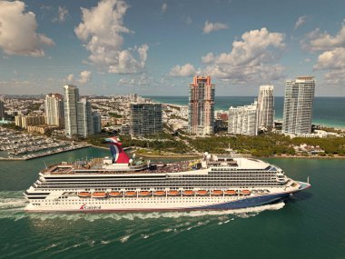 Miami, Florida, ABD - 27 Mart 2025: Denize açılan gemi. Karnaval Gündoğumu yolcu gemisi yolculuğu. Yaz tatilinde gemi turu. Karnaval yolcu gemisi. Gemi turu ve deniz yolculuğu..