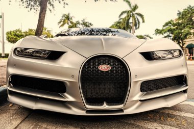 Miami, Florida, ABD - 02 Nisan 2025: gümüş maddeli spor araba, süper araba köşesi manzaralı. Bugatti Chiron spor hiperaraba. Lüks hiperaraba spor araba Bugatti Veyron. Araba Bugatti Chiron dışarı park etmiş..