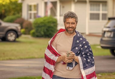 Katma değer vergisi. Vergi sistemi. Vatansever adam. Amerikan bayrağı ve dolar parası olan adam. Enflasyon konsepti. Amerikan vergi politikası. İspanyol adam ve Amerikan bayrağı. Amerika 'da vergi ödemek. Boşluk afişini kopyala.