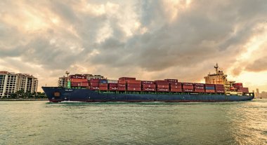 Miami, Florida, ABD - 16 Aralık 2024: kargo Chloe D Monrovia gemisi, hava manzaralı. Kargo gemisinde nakliye konteynırı. Kargo gemisi. Günbatımında Miami Limanı. Konteyner gemisi.