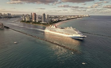 Miami, Florida, ABD - 24 Kasım 2024 Yaz Tatili Seyahati. Karnaval Gemi Hattı. Gemi turu ve deniz seyahati. Gemi Miami limanından kalkıyor. Karnaval Gezi Gezisi Gezisi Kutlaması.