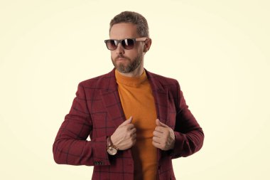 Erkek modası. Beyaz tenli şık bir adam. Yakışıklı İspanyol adam modayı takip ediyor. Erkekler için moda. Ceket ve güneş gözlüğü takan kendinden emin bir iş adamı. Şık şehir.