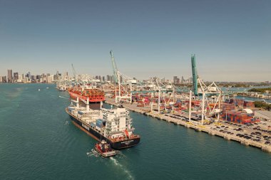 Miami, Florida, ABD - 20 Mart 2025: Kargo Seaboard Explorer konteynır gemisi, ihracat. Yük konteynırı kargo gemisi ve römorkör. Kargo gemisi. Miami limanı. Konteynır Monrovia gemisi.