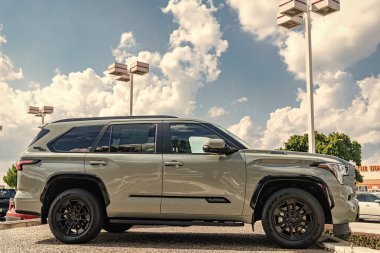 Park Ridge, Illinois, ABD - 16 Ağustos 2024: Toyota Sequoia 2024. Toyota Sequoia SUV tipi lüks bir araba. Toyota Sequoia 'nın arabası dışarıda park edilmiş. Toyota Sequoia gri renk, köşe görünümü.