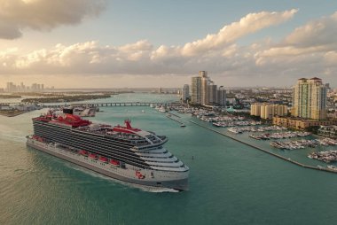 Miami, Florida, ABD - 28 Mart 2025 Seyahat acentesi turu. Cesur bayan yolcu gemisi yolculuğu. Gemi seyahati. Bakire Yolculukları. Bain Capital 'da. Gemi turu ve deniz seyahati. Tropikal hedef.