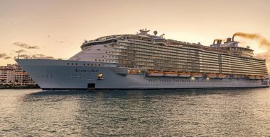 Miami, Florida, ABD - 24 Aralık 2024: Allure of the Seas yolcu gemisi seferi. Yaz tatili gezisi. Royal Karayipler Uluslararası yolcu gemisi. Gemi turu. Deniz yolculuğu. Gemi Miami limanından ayrılıyor..