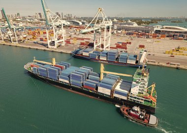 Miami, Florida, ABD - 20 Mart 2025: konteyner gemisi deniz taşımacılığı. Kargo Warnow Balina Limasol gemisi Miami hava sahasında konteynırlı. Kargo gemisinde nakliye konteynırı. Kargo gemisi. Miami Limanı.