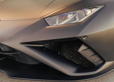 Miami, Florida, ABD - 19 Aralık 2024: Lamborghini Huracan EVO 'nun spor arabası. Lamborghini Huracan 'ın siyah arabası açık hava, açık görüş. 2021 Lamborghini Huracan EVO üstü açık spor araba.