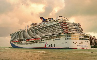 Miami, Florida, ABD - 16 Aralık 2024: yaz tatilinde tatil beldesi. Karnaval yolcu gemisi. Gemi turu ve deniz seyahati. Gemi Miami limanından ayrılıyor. Karnaval Gezi Gezisi Gezisi Kutlaması.