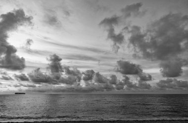 Deniz batımı manzaralı. Yaz tatilinde bulutlu gün batımı gökyüzü ve deniz manzarası. Deniz gündoğumuyla gökyüzü. Deniz doğasında sakin bir ufuk. Sahilde romantik bir yaz tatili. Gün doğumu gökyüzü ufku.