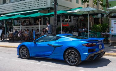 Miami, Florida, ABD - 27 Temmuz 2025: Mavi metalik Chevy C8, köşe manzaralı. Chevrolet Corvette C8 2020 üstü açık spor araba. Lüks spor araba Chevrolet Corvette. Chevrolet Corvette dışarıda park halinde..