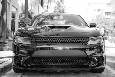 Miami, Florida, ABD - 17 Aralık 2024: Siyah 2023 Dodge Charger GT arabası. Dodge Charger GT tipi lüks bir araba. Dodge Charger GT 'nin arabası, dışarıda park edilmiş. Dodge Charger GT, ön görünüm.