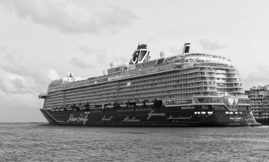 Miami, Florida, ABD - 01 Kasım 2024: Mein Schiff yolcu gemisi yolculuğu. Yaz tatilinde gemi turu. Royal Karayipler Uluslararası yolcu gemisi. TUI gezileri. Gemi turu. Gemi Miami limanından ayrılıyor..