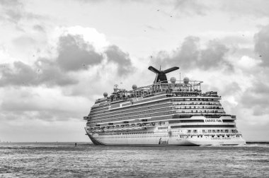 Miami, Florida, ABD - 16 Aralık 2024: Karnaval yolcu gemisi. Gemi turu ve deniz seyahati. Gemi limandan ayrılıyor. Gün batımı yolculuğu. Karnaval Horizon yolcu gemisi yolculuğu. Yaz tatilinde gezmek.