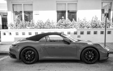 Miami, Florida, ABD - 06 Aralık 2024 Porsche 911 Carrera üstü açık spor yara izi. Üstü açık Porsche Carrera. Porsche Carrera 'nın arabası dışarıda park edilmiş. Porsche Carrera spor arabası, yan görüş.