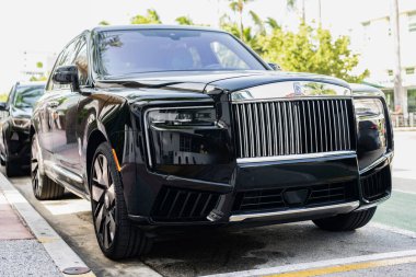 Miami, Florida, ABD - 27 Temmuz 2025: Car Rolls Royce Cullinan açık havada park etti. Siyah SUV arabası, köşe manzaralı. Rolls Royce Cullinan 2025 SUV arabası. Lüks SUV arabası Rolls Royce Cullinan.