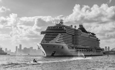 Gemi seyahati. Yaz tatilinde hava seyahati. Gemi turu. Seyahat macerası. Hava manzaralı lüks yolcu gemisi yolculuğu. Gemi limandan ayrılıyor. Miami turu. Kıyı gezisi.