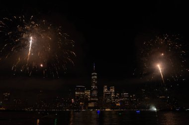New York Manhattan havai fişekleri arifesinde. Manhattan 'da havai fişekler. New York 4 Temmuz Havai fişekleri. Flashing Fireworks ile New York City Skyline Manhattan. Bağımsızlık Günü
