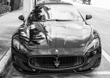 Miami, Florida, ABD - 11 Aralık 2024: 2014 Maserati Gran Turismo üstü açık arabası. Maserati Gran Turismo tipi lüks bir araba. Maserati 'nin arabası dışarıda park edilmiş. Maserati, köşeden bak..
