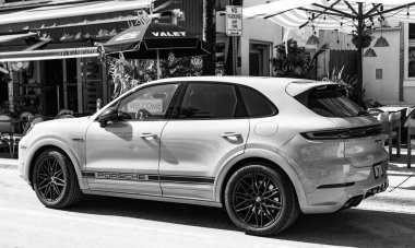 Miami, Florida, ABD - 06 Aralık 2024: 2025 Porsche Cayenne spor arazi aracı. Porsche Cayenne 'in lüks arabası. Porsche Cayenne 'in arabası dışarıda park edilmiş. Porsche Cayenne, köşe manzaralı..