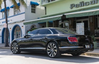 Miami, Florida, ABD - 27 Temmuz 2025 Bentley Flying Spur 2020 lüks sedan araba. Lüks araba Bentley Uçan Mahmuz. Araba Bentley Uçan Mahmuz dışarı park etmiş. Siyah araba, köşe manzaralı..